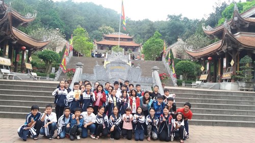 Trường THCS Thanh Am tham quan Đền thờ Chu Văn An và Quảng Ninh gate